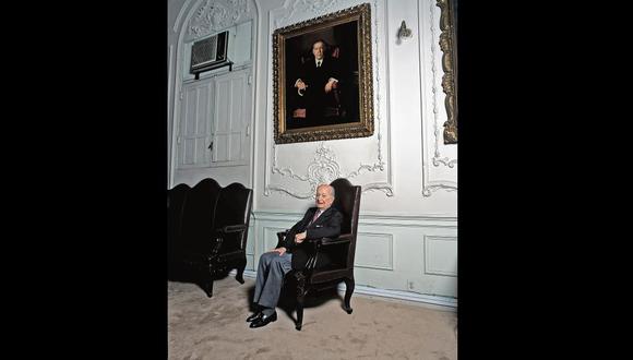 Aurelio Miró Quesada Sosa delante del retrato de su abuelo José Antonio, a quien le guardaba un cariño entrañable. [Foto: Archivo El Comercio]