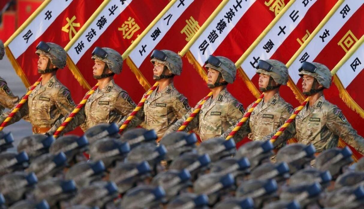 El Ejército Chino despliega un promedio de 12 mil soldados, una centena de aviones y hasta 600 vehículos terrestres aparte de una veintena de tanques 99-A. (Reuters)