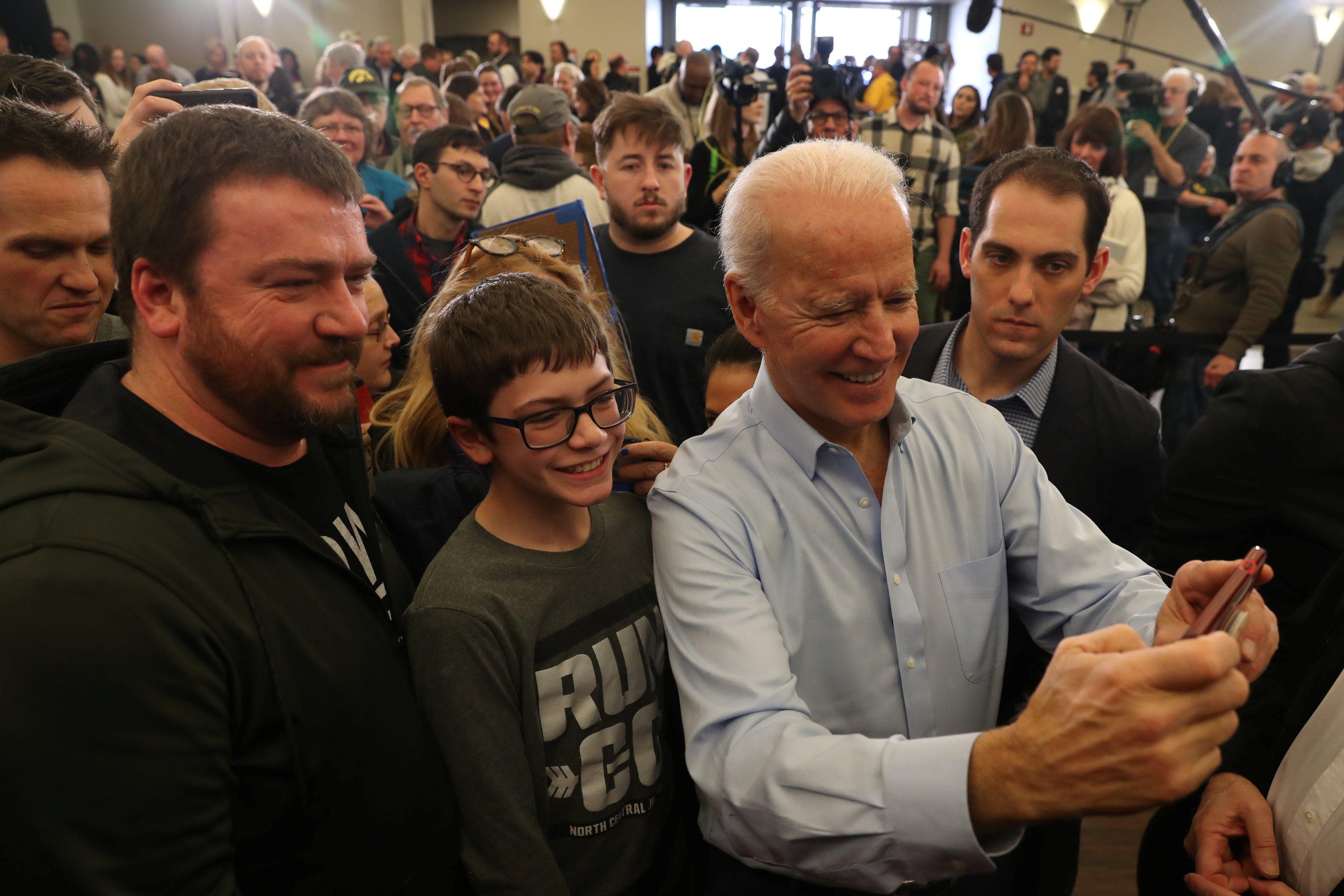Joe Biden se toma un selfie durante un acto de campaña en Iowa. (REUTERS/Ivan Alvarado).