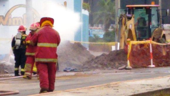 Bomberos llegaron al lugar para poner la situación bajo control. (Foto: Twitter)