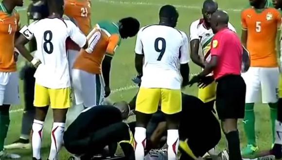 Le salva la vida a su rival en pleno partido de futbol [VIDEO]