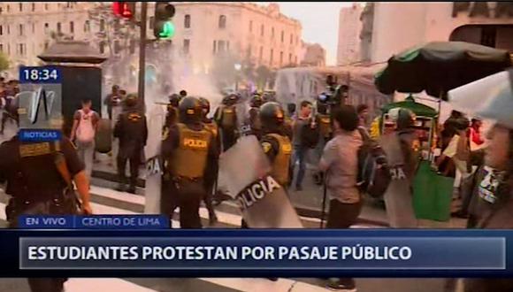 A esta concentración también llegaron estudiantes universitarios para apoyar la protesta de los escolares. (Foto: Captura Canal N)