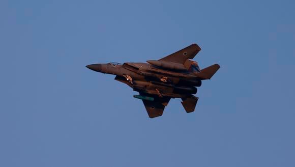 Un avión de combate F-15 del ejército israelí sobrevuela el centro de Israel el 15 de abril de 2024. (Foto de Menahem KAHANA / AFP).