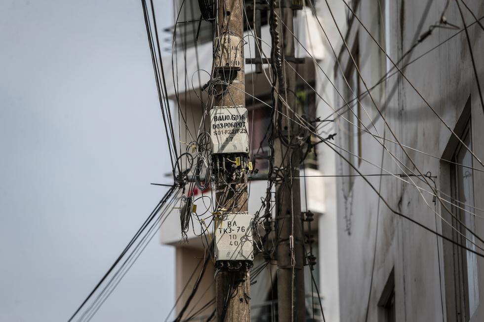 Ciudadanos acudieron al WhatsApp de El Comercio #PasaEnLaCalle para denunciar que la infraestructura de los cables aéreos en Lima es un enorme problema para los vecinos, no solo porque representa inseguridad que genera a los vecinos. (Foto: Jorge Cerdan/El Comercio)