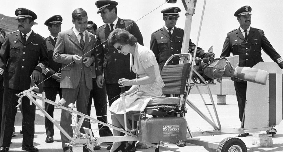 Lima, 28 de marzo de 1974. Valentina Tereshkova, primera astronauta o cosmonauta mujer, llega a la Base Aérea Las Palmas y prueba algunos proyectos aeronáuticos. (Foto: GEC Archivo Histórico).