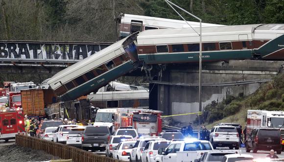 Tren de pasajeros descarrila en Washington y cae sobre autopista. (AP).