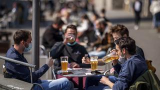 Tras un invierno de confinamiento, los suizos regresan a los restaurantes al aire libre | FOTOS