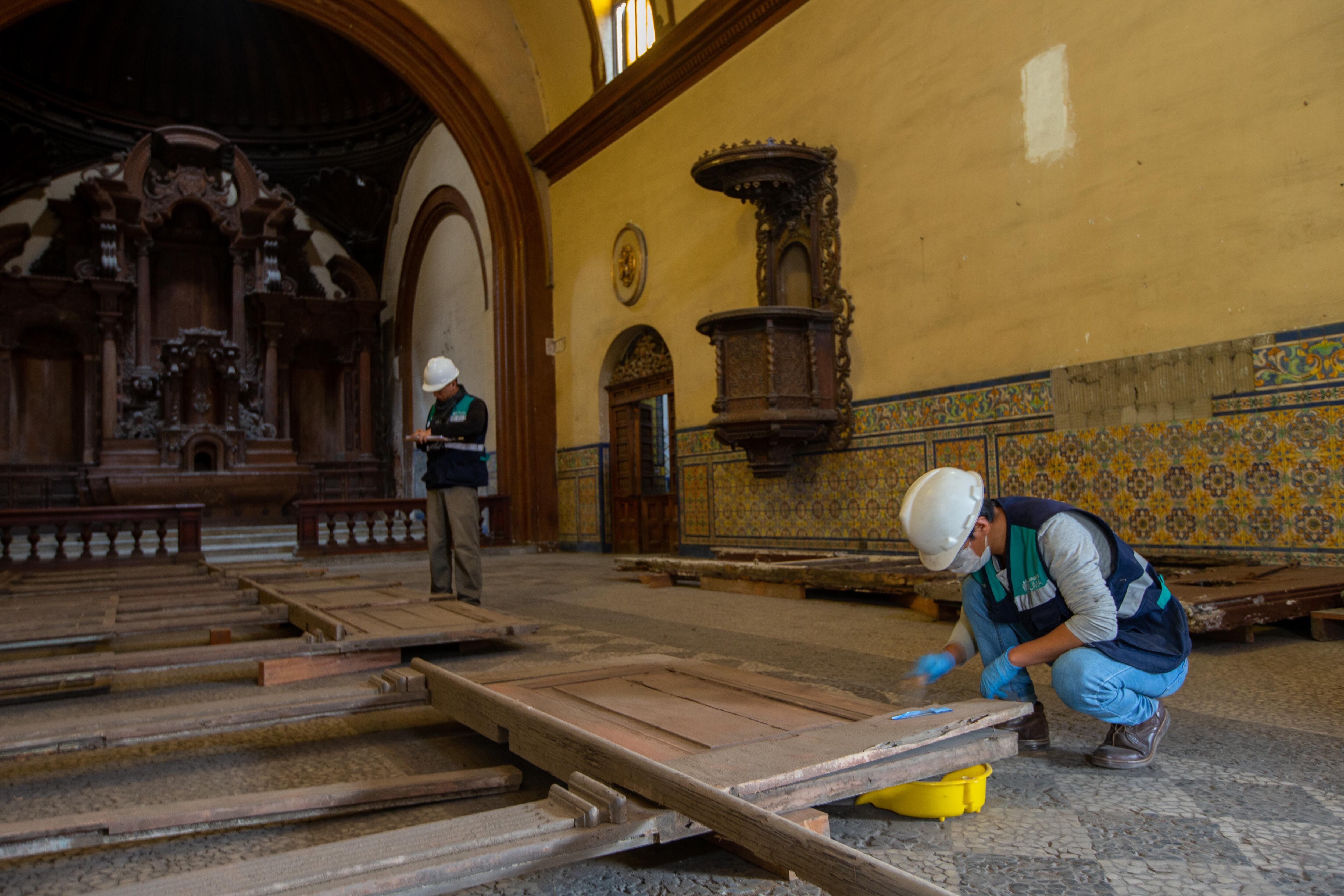 Restauración de balcón hallado este año en Ate, en plena vía pública. (Foto: Fernando Sangama)
