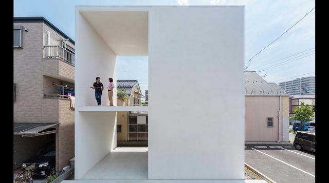 Esta caja blanca es una amplia casa con una terraza de lujo - 2