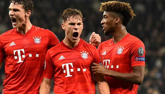 Bayern Munich's German midfielder Joshua Kimmich (C) celebrates with Bayern Munich's French defender Benjamin Pavard (L) and Bayern Munich's French forward Kingsley Coman (R) after scoring their first goal during the UEFA Champions League Group B football match between Tottenham Hotspur and Bayern Munich at the Tottenham Hotspur Stadium in north London, on October 1, 2019. / AFP / IKIMAGES / Glyn KIRK                  
