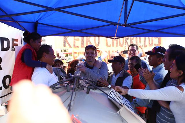 Mark Vito Villanella recibe saludos de simpatizantes de Fuerza Popular tras noticia de liberación de Keiko Fujimori. (Foto: Fernando Sangama/GEC)