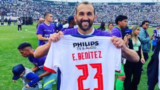 Hernán Barcos celebra el título del Clausura con la camiseta de Edgar Benítez