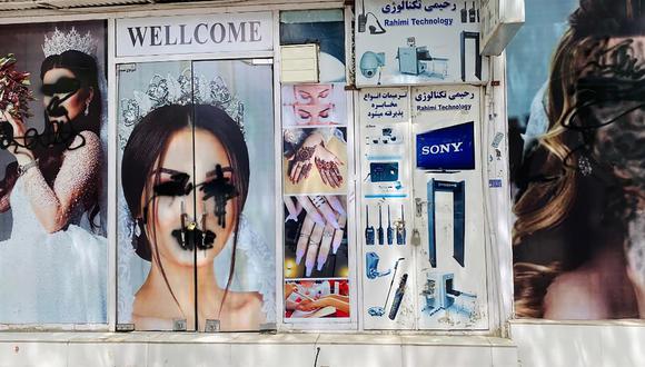 Carteles desfigurados de modelos en las paredes de un salón de belleza en Kabul, Afganistán, el 20 de agosto de 2021. (EFE / EPA / STRINGER).