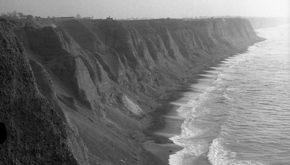 Antes de la Costa Verde, Lima era una ciudad que vivía de espaldas al mar, por la ausencia de playas. (Foto: Archivo Histórico El Comercio)