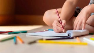 Foto viral | Pequeña dibuja a su mamá ‘con resaca’ en trabajo escolar y generó confusión en los profesores