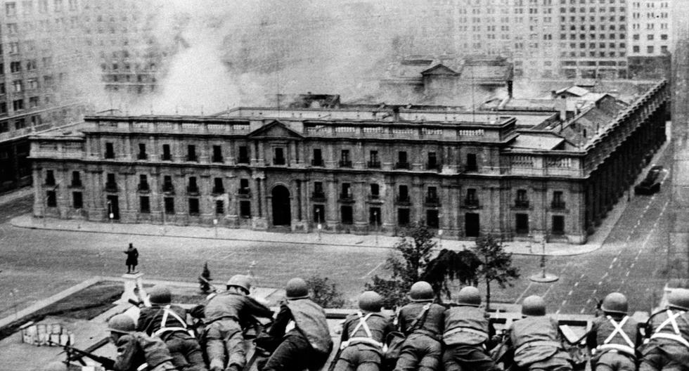 Tropas del ejército de Chile posicionadas cerca del Palacio de La Moneda el 11 de septiembre de 1973, durante el golpe militar liderado por el general Augusto Pinochet que derrocó al presidente constitucional Salvador Allende. (Foto: AFP).