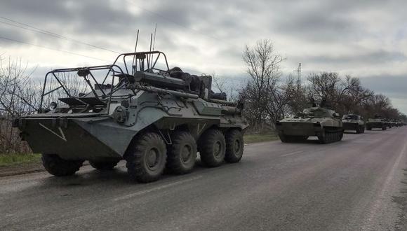 Un convoy militar ruso se mueve en una carretera en un área controlada por las fuerzas separatistas respaldadas por Rusia cerca de Mariupol, Ucrania.