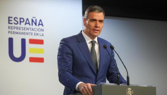 Pedro Sánchez anunció que cancelaba toda su agenda hasta el lunes 29 para reflexionar si "merece la pena o no" seguir al frente del Gobierno. (EFE/EPA/OLIVIER HOSLET)