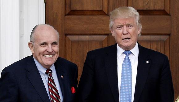 Donald Trump junto a su abogado Rudy Giuliani. (EFE/EPA/PETER FOLEY).