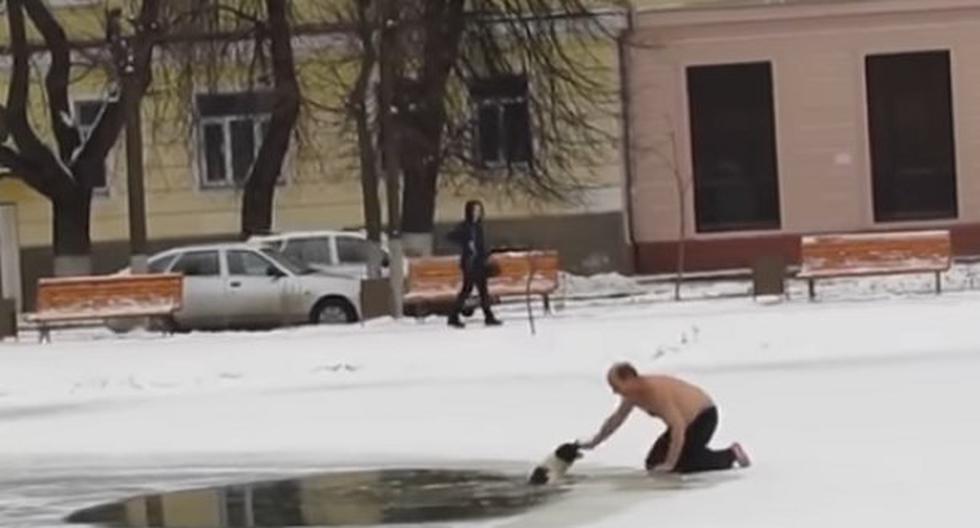 Un ruso semidesnudo salva a un perro atrapado en un río helado. (Foto: YouTube)