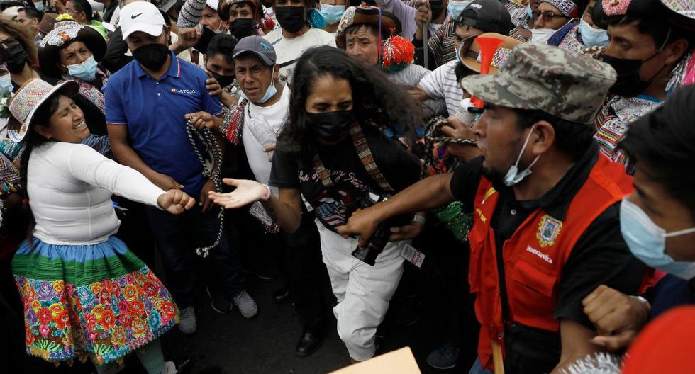 La fotógrafa de “Caretas” Romina Solórzano fue atacada el martes junto a cuatro colegas por una turba de adeptos del partido Perú Libre. (Foto: Giancarlo Ávila)