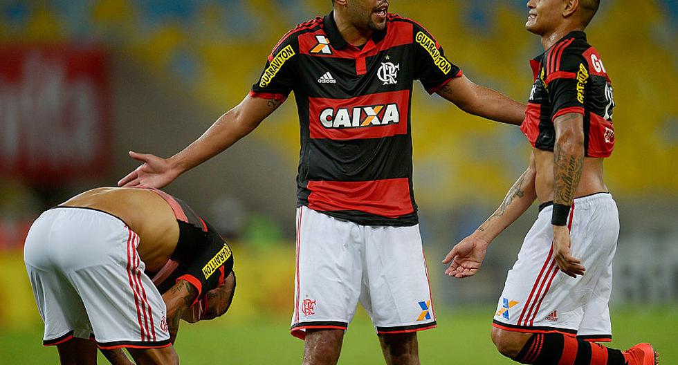 El lateral zurdo Miguel Trauco no pudo evitar la derrota del Flamengo a manos de Gremio. (Foto: Getty Images)