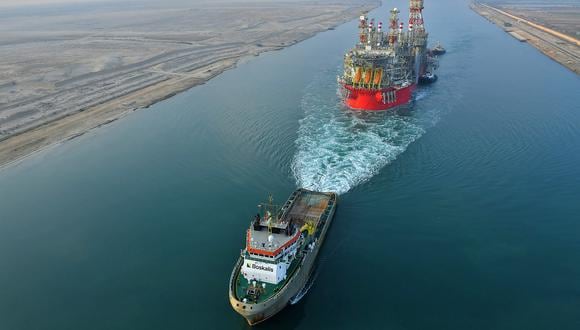 Un remolcador tirando de un barco de almacenamiento y descarga de producción flotante (FPSO) de Energean a lo largo del Canal de Suez de Egipto.  (Foto de varias fuentes / AFP)