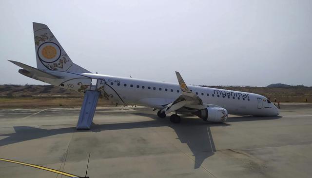 Un Embraer-190 de la compañía birmana Myanmar Airlines logró aterrizar este domingo a pesar de un problema en el tren de aterrizaje delantero. (AP).