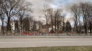 Rusia bombardea teatro de Mariúpol donde había “centenares” de refugiados ucranianos