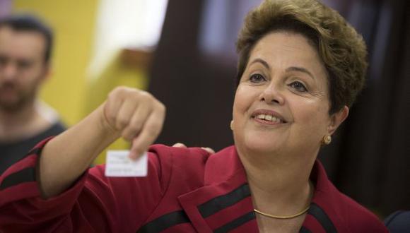 Rousseff ejerce su voto y da por hecho una segunda vuelta