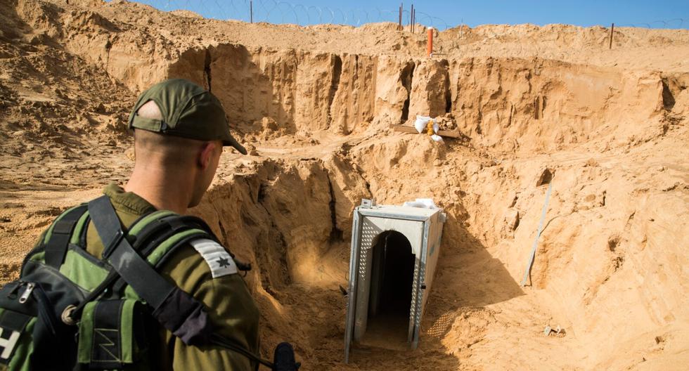 Un soldado de Israel que está en el lado israelí de la frontera con Gaza divisa un túnel que fue excavado por el grupo militante Yihad Islámica, que conduce desde Gaza a Israel, cerca del kibutz de Kissufim, el 18 de enero de 2018. (AP).