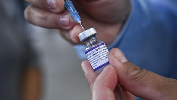 Una enfermera prepara una dosis de la vacuna Pfizer-BioNtech antes de vacunar a un niño en una escuela en Medellín, Colombia, el 7 de setiembre de 2021. (Joaquin SARMIENTO / AFP).