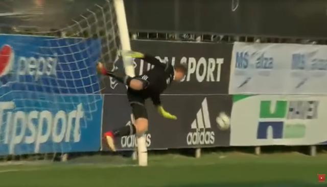 YouTube viral: Arquero checo rompe el arco en una gran atajada por evitar un gol