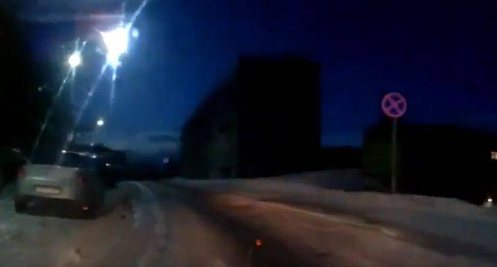 El extraño objeto celeste iluminó el cielo de Múrmansk durante unos segundos. (Captura: RT.com)
