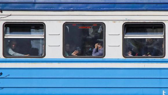 Decenas de ciudadanos ucranios cruzan en tren desde Ucrania a Polonia, el jueves, por Medyka. (Foto: Kacper Pempel / Reuters)