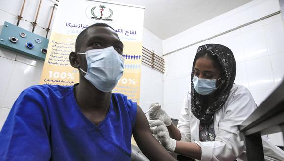 Un trabajador médico recibe una dosis de la vacuna contra el coronavirus COVID-19 Oxford-AstraZeneca en el Hospital Jabra para Emergencias y Lesiones en la capital de Sudán, Jartum. (Foto de Ebrahim HAMID / AFP).