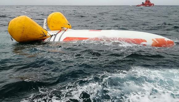 El casco del velero de bandera francesa Jeanne Solo Sailor volcado a 22 kilómetros de las costas de las islas Sisargas, en la región de Galicia, al noroeste de España. (SALVAMENTO MARÍTIMO).