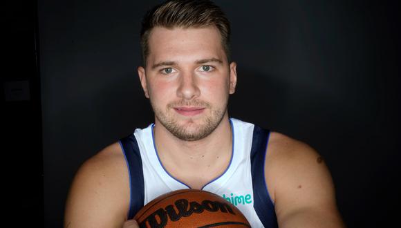 Luka Doncic se mostró sonriente en el media day de los Dallas Mavericks en la previa a una nueva temporada en la NBA | Foto: AP