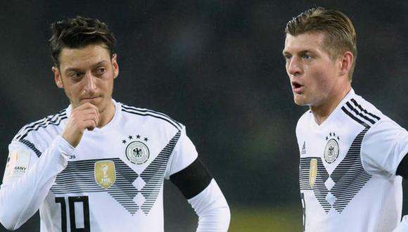 Toni Kroos (derecha) confiesa cómo se sintió cuando lo criticaron por los comentarios hacia Mesut Özil. (Foto: EFE)