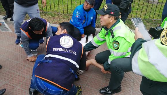 Una ciudadana francesa se autolesionó frente al Parque Central, en Miraflores. Agentes del Serenazgo y la PNP la controlaron hasta que llegó una ambulancia (Difusión).
