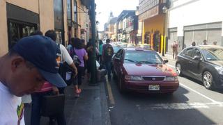Taxistas provocan congestión en zona rígida del Cercado