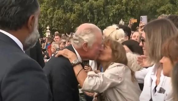 Una mujer besa al rey Carlos III. (Captura de video).