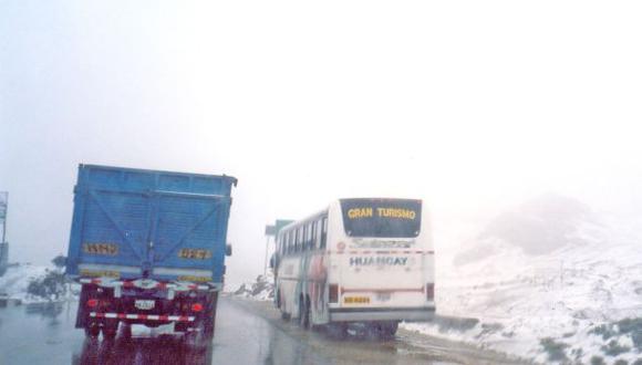 Nevada retrasa 12 horas la llegada de buses a Huancayo