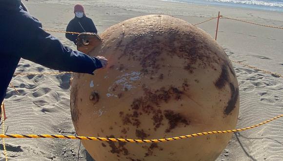 Japón: la misteriosa bola gigante hallada en una playa al suroeste de Tokio. (Getty Images).