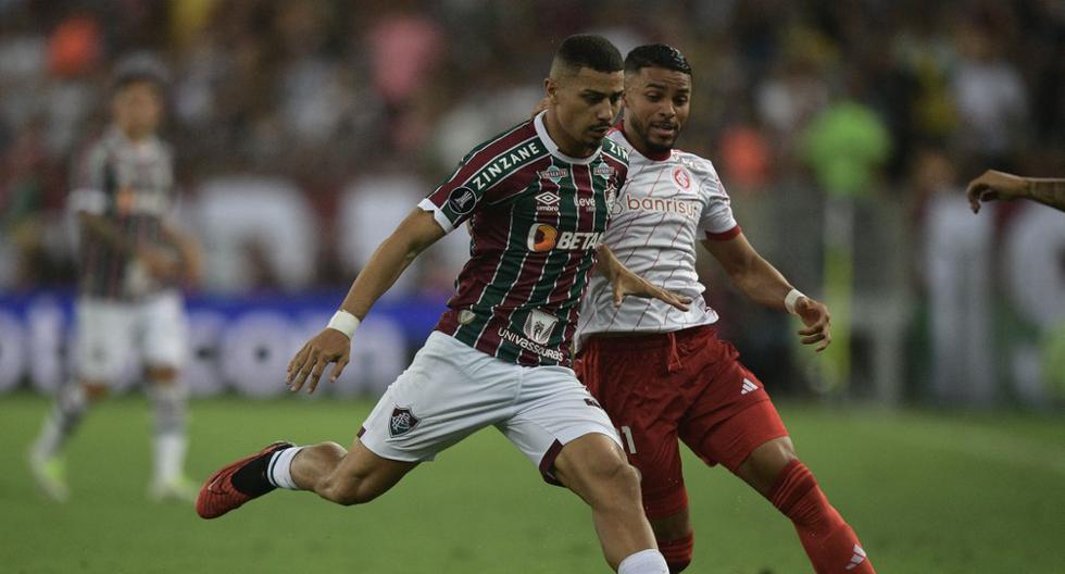 Fluminense's midfielder Andre Trindade (L) and Internacional's forward Wanderson fight for the ball during the all-Brazilian Copa Libertadores semifinals first leg football match between Fluminense and Internacional, at the Maracana stadium, in Rio de Janeiro, Brazil on September 27, 2023. (Photo by CARL DE SOUZA / AFP)