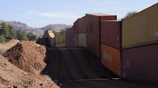 Arizona construye un muro en la frontera apilando contenedores en desafío a una orden federal que lo prohíbe