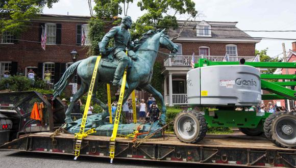El monumento de Stonewall Jackson es retirado en Charlottesville, Virginia. La remoción de las estatuas de Lee y Jackson se produce casi cuatro años después de que estallara la violencia en la infame manifestación “Unite the Right”. (Foto: AP / John C. Clark)