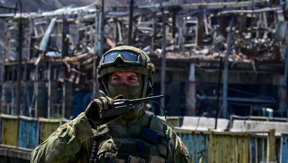 Un militar de Rusia patrulla cerca de la planta siderúrgica Azovstal en Mariupol, en medio de la invasión rusa de Ucrania, el 13 de junio de 2022. (Yuri KADOBNOV / AFP).