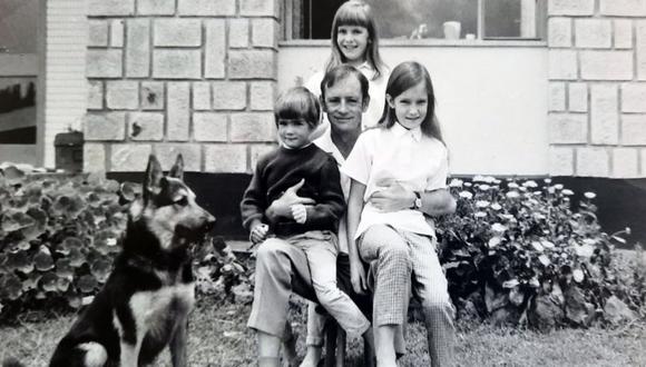 Bill con sus tres hijas, poco antes de que la familia se mudara a Etiopía. (HARRIET WARE-AUSTIN)