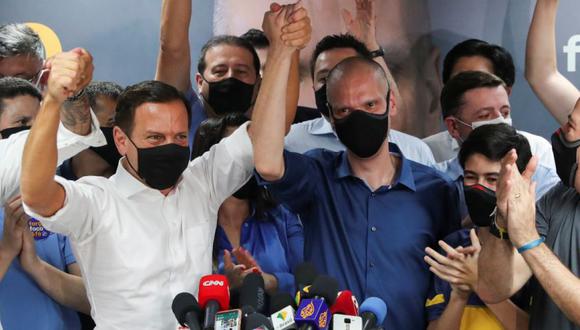 Bruno Covas, alcalde de Sao Paulo, se da la mano con el gobernador del estado de Sao Paulo, Joao Doria, mientras celebran la reelección de Covas durante las elecciones municipales en Sao Paulo, Brasil. (Foto: REUTERS / Amanda Perobelli).